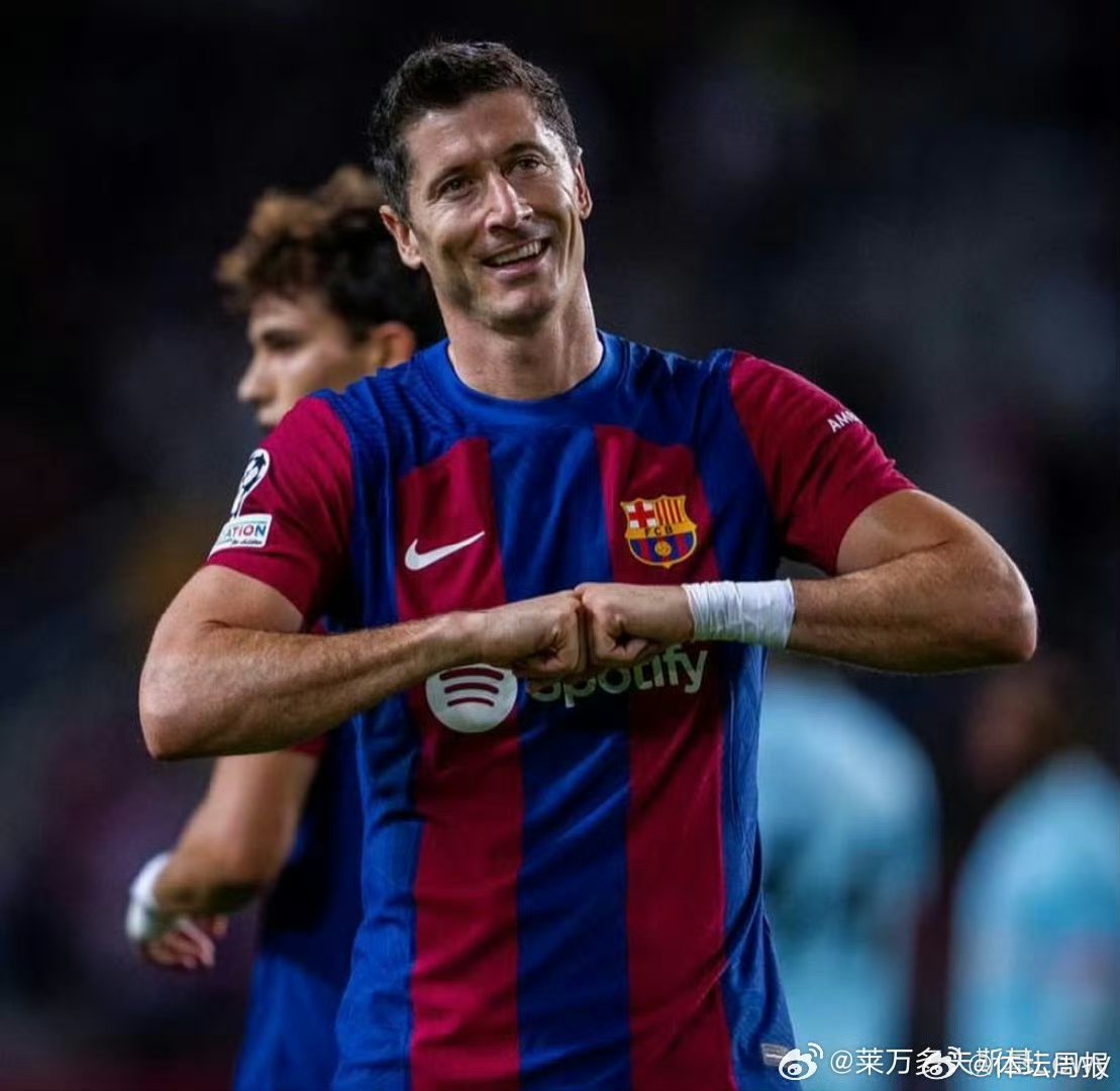 阿森纳观众热烈欢呼！，莱万多夫斯基迎来三赛季出色发挥上演精彩一战(阿森纳2023主力阵型图)