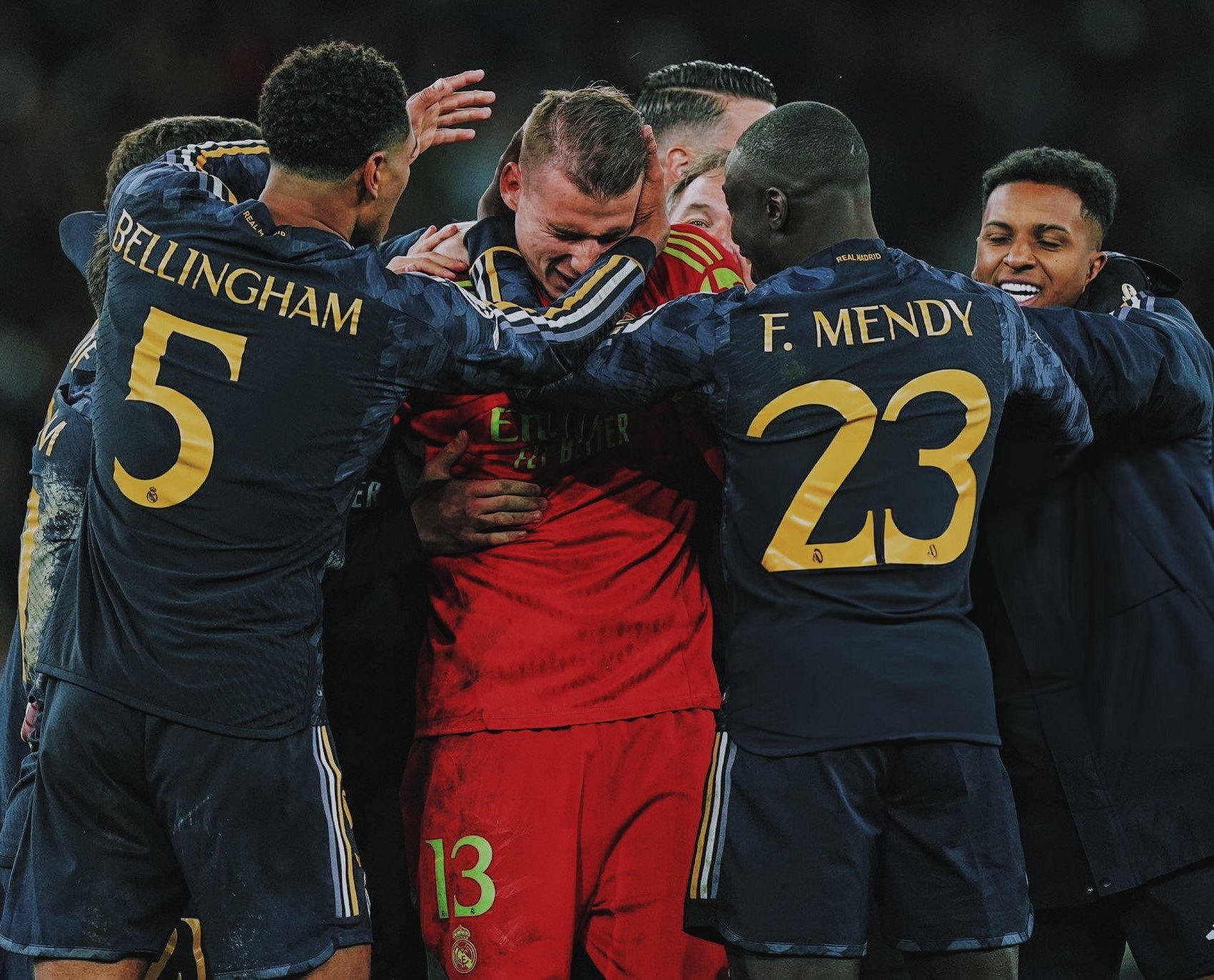 阿森纳观众热烈欢呼！，莱万多夫斯基迎来三赛季出色发挥上演精彩一战(阿森纳2023主力阵型图)